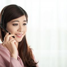 Service desk consultant using headset to talk to client